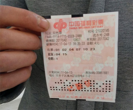 特辑以正方形的画幅展现了蝙蝠侠(罗伯特·帕丁森 饰)手持火炬在大水中带众人逃生的场面。