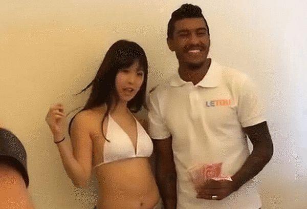 从路透照来看，二人的造型似在参加葬礼，安妮和斯坦利分别饰演的安迪、奈杰尔以All Black造型现身。