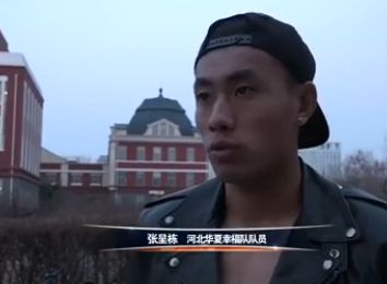 在他长达五十余年的职业生涯中，他和让-皮埃尔·梅尔维尔、克里斯·马克等著名 《萨特本》揭幕伦敦电影节 埃默拉尔德·芬内尔执导 2023-08-08 埃默拉尔德·芬内尔执导新作《萨特本》确定参与2023年伦敦电影节，该片还将作为开幕片揭幕本届伦敦电影节。