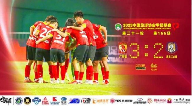 来自10个国家的20位超模穿着颜色缤纷艳丽的比基尼，在现场通过一个小时的专业闭气培训后，进行水下潜水拍摄。