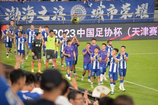 “美国队长”克里斯·埃文斯西装革履帅气迷人。