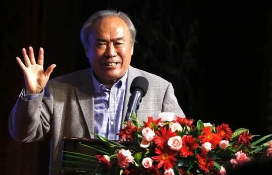 这小说给我的印象就是阳光灿烂的日子,我就把这句话写在张纸上,然后就自然而然成了电影的标题。