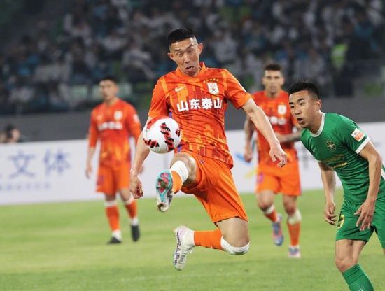 一柔一刚,一静一勇,恰如中国人最踏实的生活态度:在温柔里扎根,在昂扬中前行。