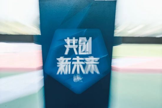 ” 《千顷澄碧的时代》专题 2021-02-22 全面小康题材重点献礼故事片《千顷澄碧的时代》定档2月26日，影片由宁敬武执导，李东学、宋佳伦、苏丽主演，描绘新时代中国农村奔小康的美好画卷，深情呈现了中国脱贫攻坚一线的人物群像。