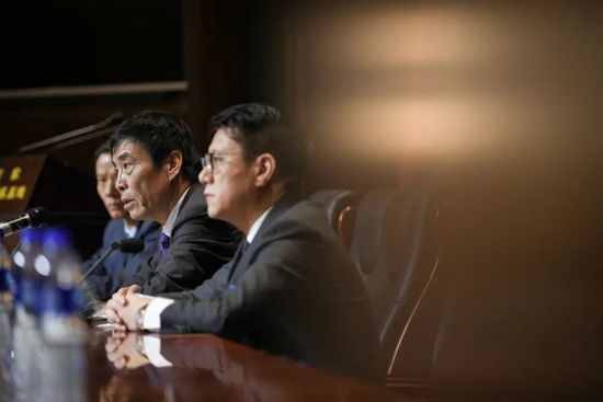 沈腾现身机场 打扮精致秒变“潮叔” 2020-07-07 7月7日,沈腾现身北京某机场,他身穿黑色T恤和短裤,脚踩人字拖,搭配