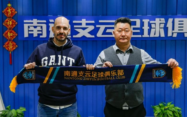 罗晋黑西装帅气难挡鞠躬显绅士。