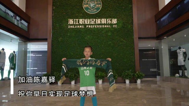 当《镖人：风起大漠》在大银幕上掀起大漠风沙，一家三代女性用针线、镜头和童真，编织着属于自己的武侠世界。