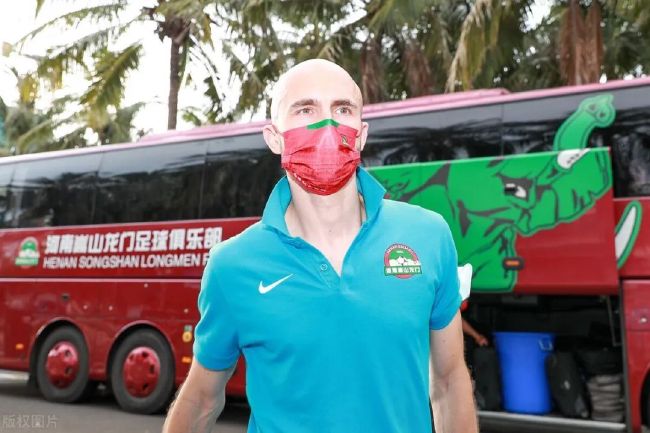 杨幂惊艳长裙挽呆萌鹿晗 人妻高圆圆露纤腰迷人 2015-01-16 1月15日,在北京某颁奖典礼上,杨幂身穿紫色长裙优雅现身,与“小鲜肉”鹿晗牵手亮相十足养眼。
