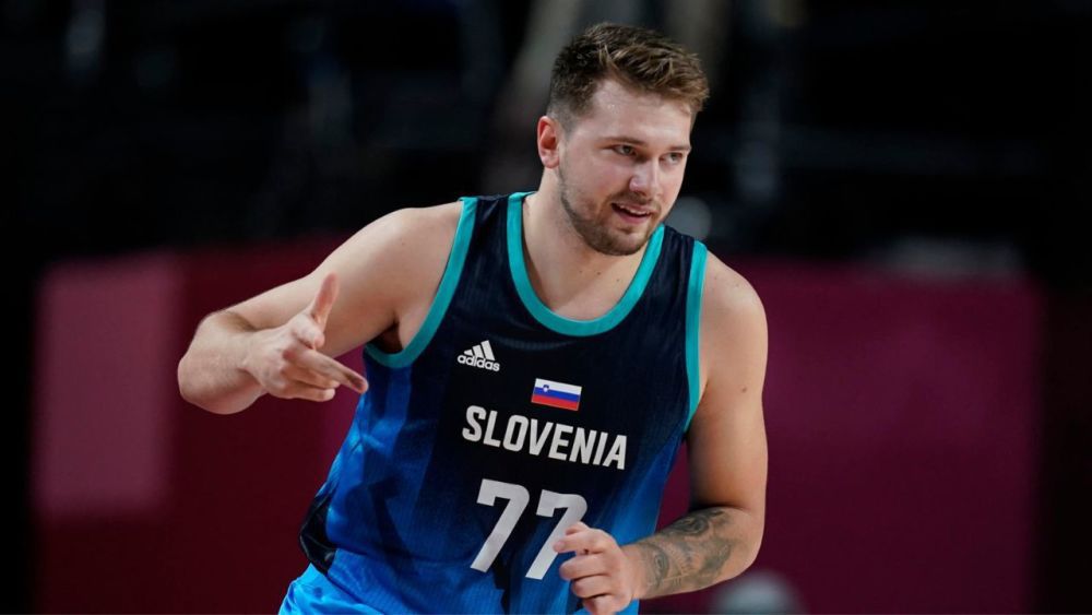 图中，贾樟柯一边自行掌镜一边用手电筒打光。