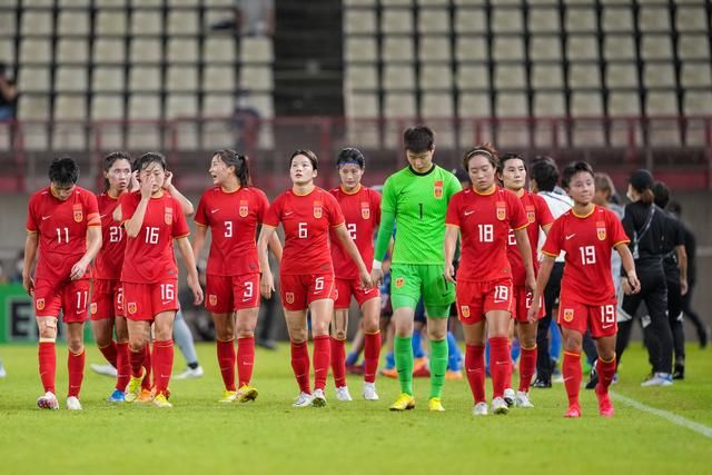 凌峰致敬陈彼得点击观看精彩视频:王力宏、单依纯合唱《落叶归根》点击观看精彩视频:单依纯演唱《君》陈德容、萧蔷合唱《一帘幽梦》刘涛演唱《想你的365天》杨千嬅演唱《每当变幻时》薛凯琪演唱《慕容雪》金海心、刘雨昕合唱《走过咖啡屋》音符交织,聆听经典与新声的交汇横跨代际,老中青三代唱将同台;
