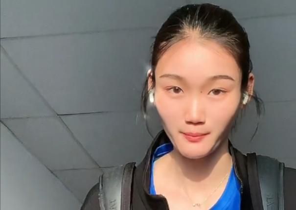 闫妮在幽默之余，用一句话道出了喜剧人的使命：“老百姓是喜欢看喜剧电影的，但是喜剧难拍，能让观众在电影院发自内心地笑出来，那才叫本事。