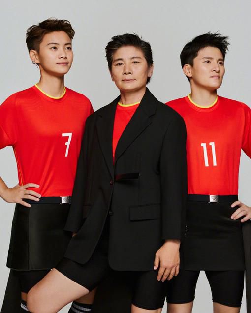 贾静雯认为女人无论什么年纪,都还是会在乎漂不漂亮,她妈妈曾经说过,自己现在能够保持年轻,很重要的是要谢谢妈妈把自己生得很好。