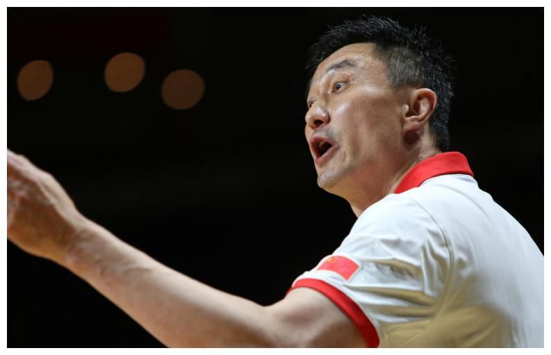 坎蒂丝·斯瓦内普尔、卡拉·迪瓦伊等一众维密超模亮相T台，坎蒂丝更是穿着传说中的天价内衣出场。