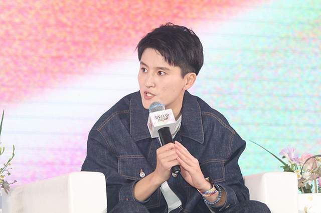 蔡依林身穿低胸亮片短裙美艳现身,大方露出豪乳并称将公布全新单曲的MV,全程满脸笑容可见与男友锦荣的感情十分稳定。