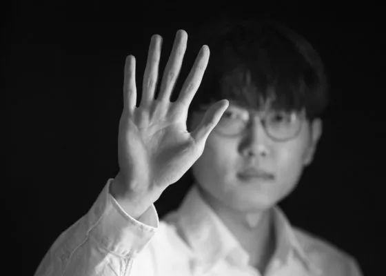 他说：“我叫李善德，乃弘农郡人。