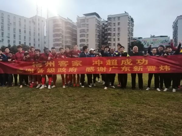 ”同时，歌曲采用了中国民族七声调式。