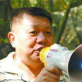活动中两人不时耳语恩爱甜蜜。