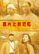 穿白色半裸蕾丝套装尽显高贵 2022-04-25 人上围和腰身；半裸喇叭裤曝光纤长美腿，长外套翻飞的衣摆为整套造型注足仙气儿，银发新造型搭配颈间繁复的珍珠项链尽显高贵。