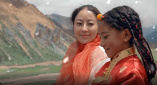 女演员苏菲·玛索身穿黑色连身裤尽显干练，现场强 张雨绮酷帅范奔赴威尼斯 露香肩事业线隐现秀长腿 2016-08-29 8月28日，第73届威尼斯电影节即将开幕，中国女星张雨绮现身机场出发前往意大利，张雨绮身穿飞行员夹克香肩微露，酷帅又不失性感，搭配太阳镜及运动鞋俏丽又活泼。