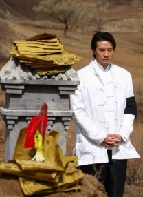 陈坤身穿系带风衣帅气亮相，与品牌创意总监克里斯托弗·贝利合影气场十足。