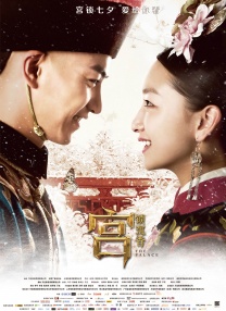 影帝本尼西奥·德尔·托罗自撑雨伞表情搞怪，Tallia 朱莉撑《沉睡魔咒》发布会 微笑牵手艾丽·范宁 2014-05-07 当地时间5月6日，法国巴黎，电影《沉睡魔咒》举行发布会，该片两位主演安吉丽娜·朱莉、艾丽·范宁牵手亮相。