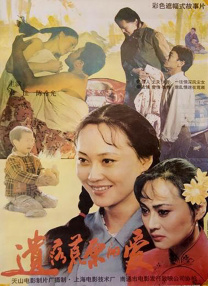 雷舒羽：黄遇奇的校服我们其实没有选择特别常规的校服，因为那个时代有很多种校服，我是觉得特别常规的款式用的太多了，所以我就给他定制了。
