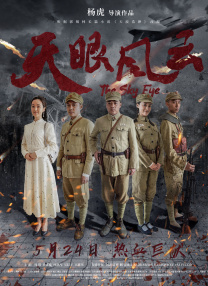 央视帅气男主播录新闻：西装配红裤衩 2015-08-11 8月10日晚，央视主播李泽鹏晒出一组录新闻的照片，惊呆了一众网友！