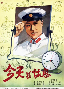 丹尼尔·克雷格拍摄途中换了两套衣服，一套白色西服优雅绅士，另一套 丹尼尔·克雷格或回归007：如果不演会非常想念 2016-10-10 到底谁来出演下一部007电影，这个问题一直被大家津津乐道。