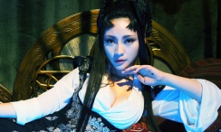 》改编自玛丽·雪莱的经典哥特小说，汇聚了贝尔、杰西·巴克利领衔的奥斯卡级演员阵容，主打哥特式惊悚。