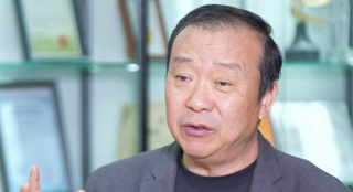 _海外_ 消息 首页 新闻 视频 大片 影库 CCTV6 VIP影院 搜索 电影 星闻 独家 更多 专题 图片 视频 滚动 首页 新闻 大片 影库 CCTV6 VIP影院 客户端 电影网>新闻>明星资讯 克里斯·哥伦布谈剧版《哈利·波特》：似曾相识！