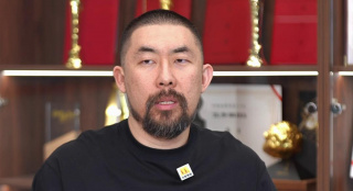 一身红色丝绒西装贵气优雅，手抱玩偶麋鹿又展现了硬汉的童趣一面。